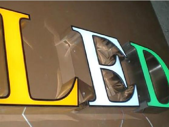 新乡介绍LED招牌的基础知识。